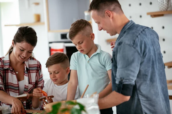 Vrolijk Familie Maken Ontbijt — Stockfoto