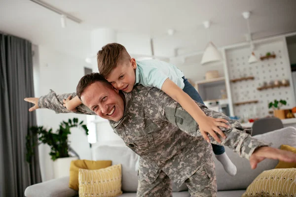 Militar Homem Brincando Com Filho Casa — Fotografia de Stock