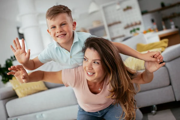 Feliz Mãe Filho Divertindo — Fotografia de Stock