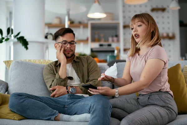 Karı koca kanepede tartışıyor. Kızgın eş kocasına bağırıyor.