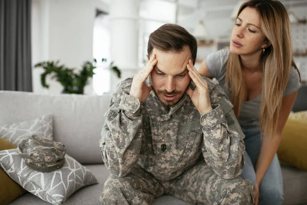 Tentara Tertekan Duduk Sofa Dengan Istrinya Marinir Muda Mengalami Ptsd — Stok Foto