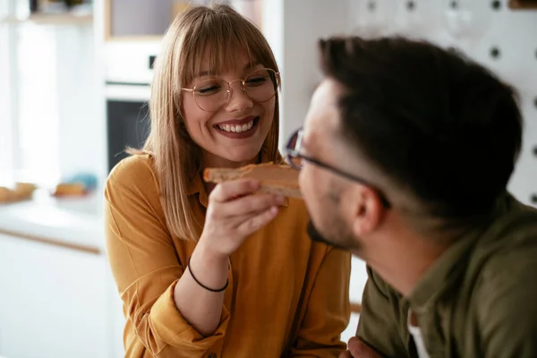 Pareja Joven Haciendo Deliciosa Comida Casa Pareja Cariñosa Disfrutando Cocina —  Fotos de Stock