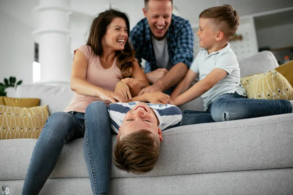 Jonge Familie Die Zich Thuis Vermaakt Gelukkig Ouders Met Zonen — Stockfoto