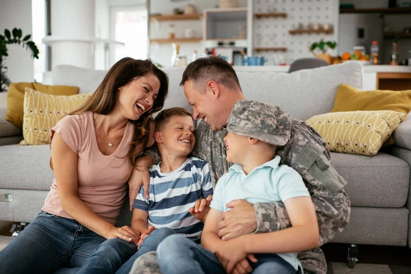 Família Feliz Passar Tempo Juntos Casa Sofá — Fotografia de Stock