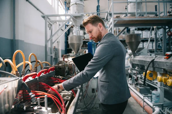 Fabrika müdürü imalat teftişinde. Endüstriyel çevredeki adam.
