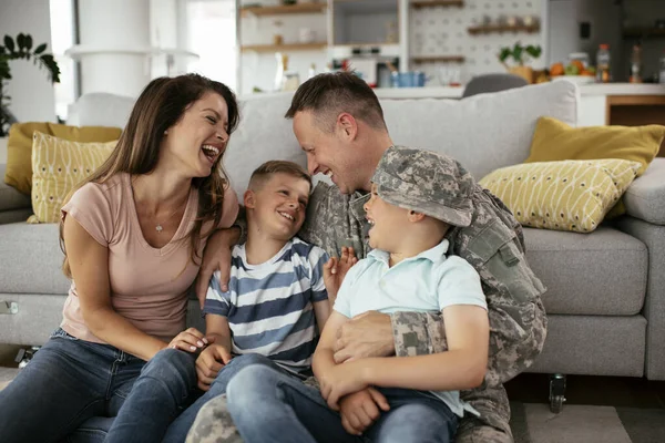 Família Feliz Passar Tempo Juntos Casa Sofá — Fotografia de Stock