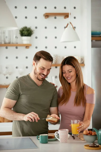 Genç Çift Evde Sandviç Yapıyor Sevgi Dolu Çift Mutfakta Eğleniyor — Stok fotoğraf