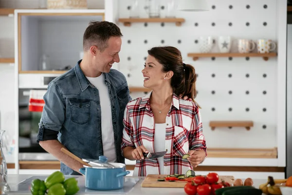 Pareja Joven Haciendo Desayuno Casa Pareja Amorosa Comiendo Sándwich Cocina —  Fotos de Stock