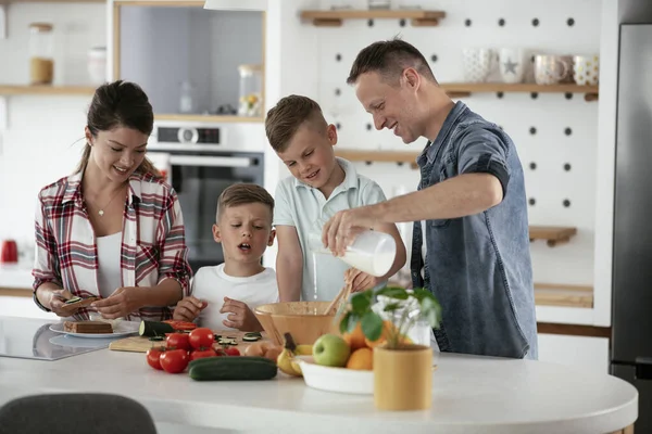 Família Divertindo Cozinha — Fotografia de Stock