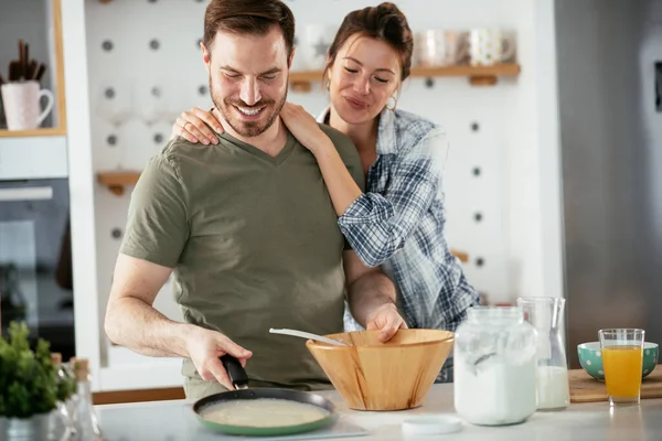 Casal Jovem Fazendo Panquecas Casa Amante Casal Divertindo Enquanto Cozinha — Fotografia de Stock