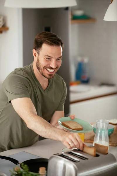 Pria Memiliki Sarapan Dapur — Stok Foto