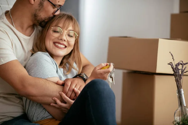 Close Husband Wife Holding Key New Apartment — Stock Photo, Image