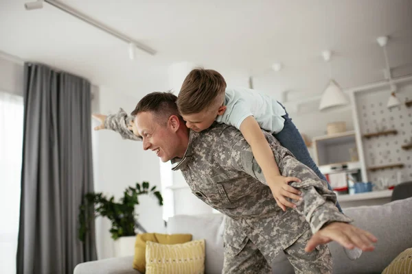 Katona Férfi Játszik Fiával Otthon — Stock Fotó