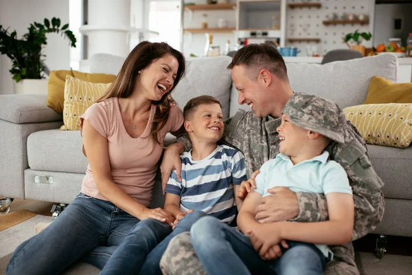 Famiglia Felice Trascorrere Del Tempo Insieme Casa Sul Divano — Foto Stock