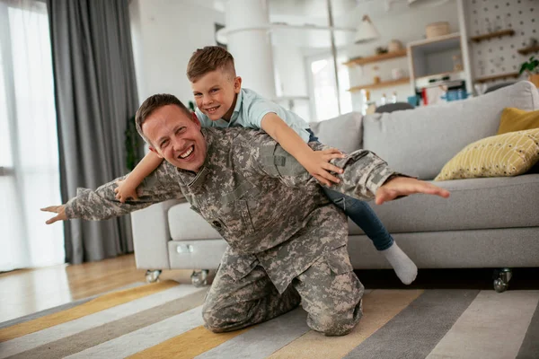 Στρατιωτικός Που Παίζει Γιο Του Στο Σπίτι — Φωτογραφία Αρχείου