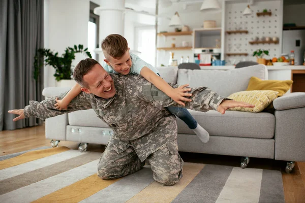 Military Man Playing Son Home — Stock Photo, Image