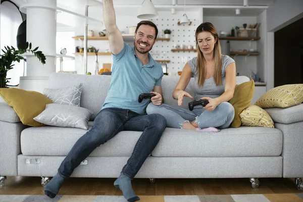 Casal Jogar Jogos Vídeo Casa — Fotografia de Stock