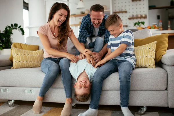 Família Jovem Desfrutando Casa Pais Felizes Com Filhos Divertindo — Fotografia de Stock