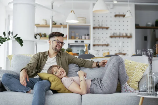 Jovem Casal Amoroso Desfrutando Sofá Casal Feliz Relaxante Sala Estar — Fotografia de Stock