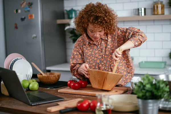 Mujer Joven Está Leyendo Una Receta Mientras Cocina Hermosa Mujer — Foto de Stock