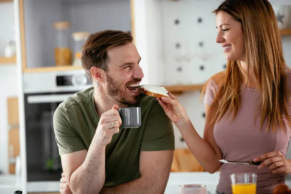 Junges Paar Backt Hause Sandwiches Liebespaar Genießen Die Küche — Stockfoto