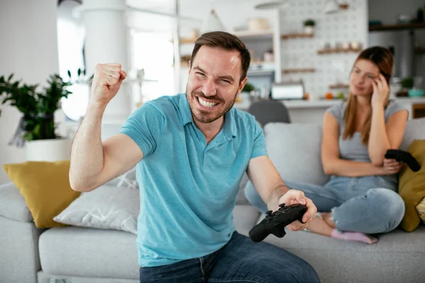 Ζευγάρι Που Παίζει Βιντεοπαιχνίδια Στο Σπίτι — Φωτογραφία Αρχείου