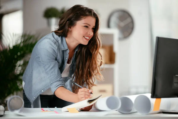 Portret Biznesmenki Pracującej Biurze Kreatywnym Happy Casual Businesswoman Swoim Miejscu — Zdjęcie stockowe