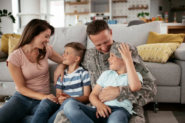 Famiglia Felice Trascorrere Del Tempo Insieme Casa Sul Divano — Foto Stock