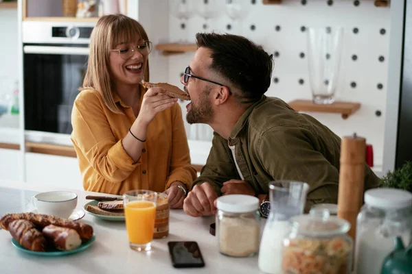 Jong Stel Dat Thuis Heerlijk Eten Maakt Liefdevol Koppel Genieten — Stockfoto