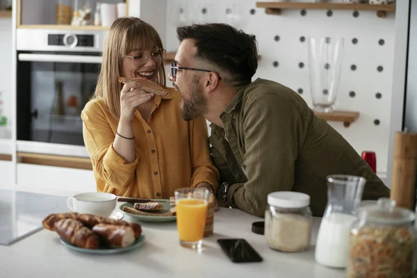 Pasangan Muda Membuat Makanan Lezat Rumah Mencintai Pasangan Menikmati Dapur — Stok Foto
