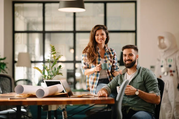 Pozitif meslektaşlar ofiste sohbet ediyorlar 