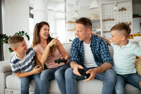 Feliz Casal Amoroso Estão Jogando Jogos Vídeo Com Crianças Casa — Fotografia de Stock