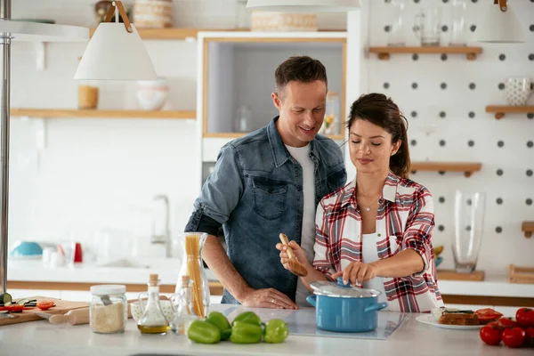 Pareja Joven Haciendo Desayuno Casa Pareja Amorosa Comiendo Sándwich Cocina —  Fotos de Stock