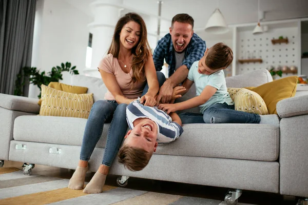 Feliz Familia Pasar Tiempo Juntos Casa Sofá —  Fotos de Stock