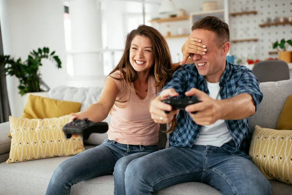 Чоловік Дружина Розважаються Граючи Відеоігри Вдома — стокове фото