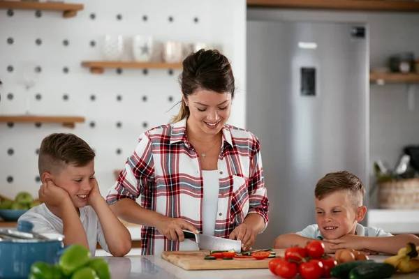 Mamá Preparando Desayuno Con Sus Hijos Joven Familia Feliz Haciendo — Foto de Stock