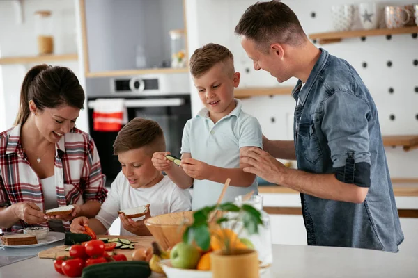 Familia Alegre Haciendo Desayuno — Foto de Stock