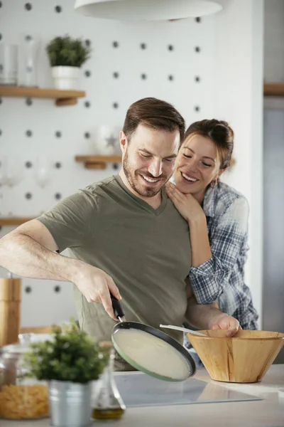 Pareja Joven Haciendo Panqueques Casa Pareja Amorosa Divirtiéndose Mientras Cocina —  Fotos de Stock