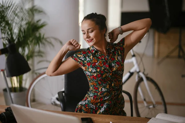 Wanita Muda Kantor Wanita Cantik Merentangkan Dirinya Kantor — Stok Foto