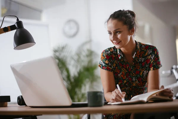 Ung Vacker Kvinnlig Entreprenör Antecknar Sin Arbetsplats — Stockfoto