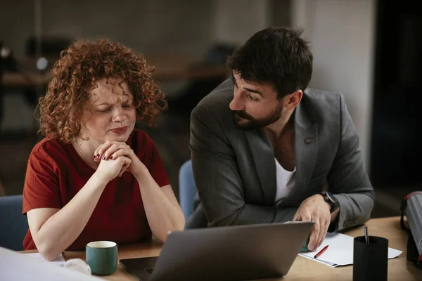 Hombre Mujer Que Trabajan Oficina — Foto de Stock