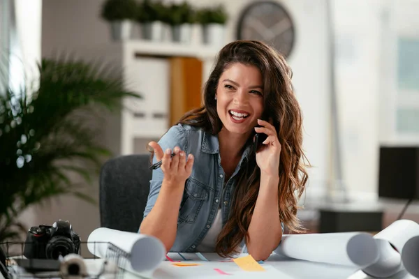 Feliz Bela Jovem Mulher Negócios Sentado Falando Telefone Escritório Mulher — Fotografia de Stock