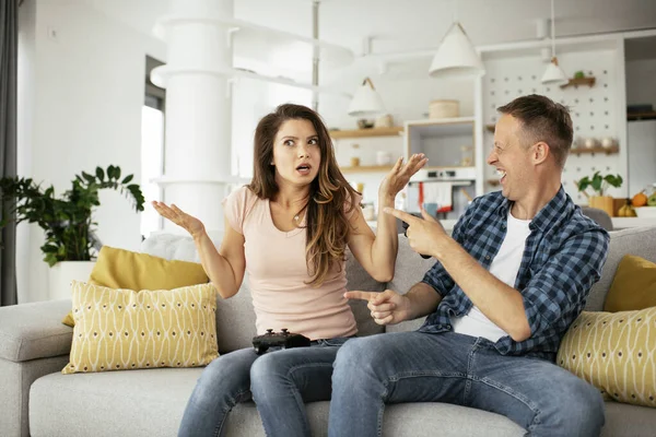Suami Dan Istri Bersenang Senang Saat Bermain Video Game Rumah — Stok Foto