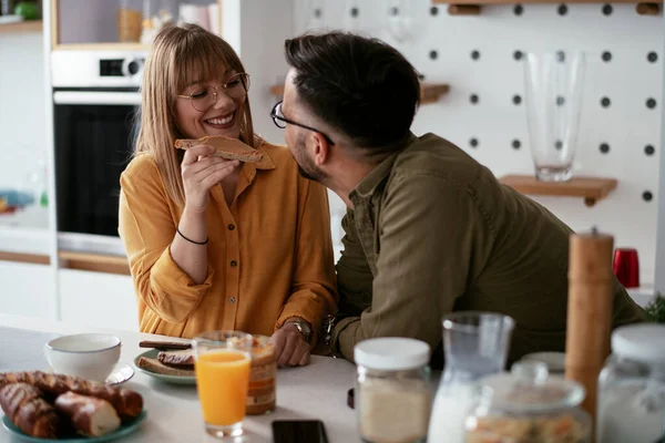 Pasangan Muda Membuat Makanan Lezat Rumah Mencintai Pasangan Menikmati Dapur — Stok Foto