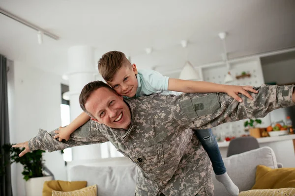 Militar Homem Brincando Com Filho Casa — Fotografia de Stock