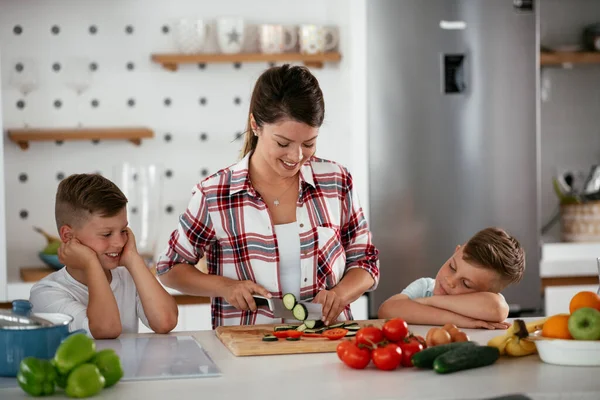 Mãe Preparando Café Manhã Com Filhos Jovem Família Feliz Fazendo — Fotografia de Stock