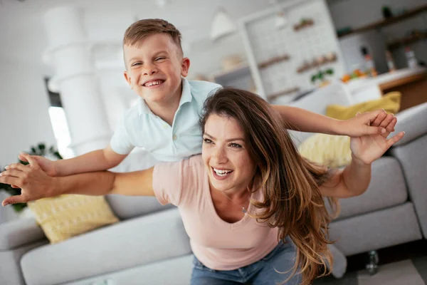 Feliz Mãe Filho Divertindo — Fotografia de Stock