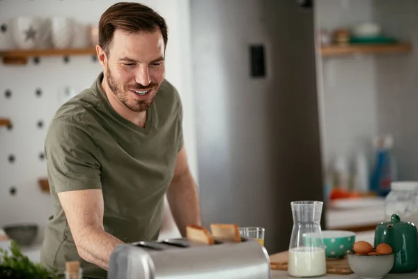 Mann Frühstückt Küche — Stockfoto