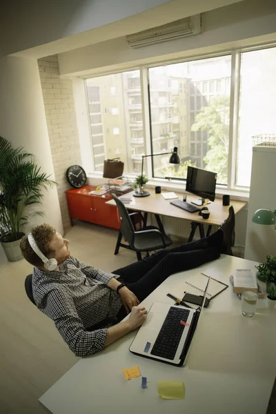 Бизнесмен Офисе Красивый Рыжий Мужчина Слушает Музыку Наушниках — стоковое фото