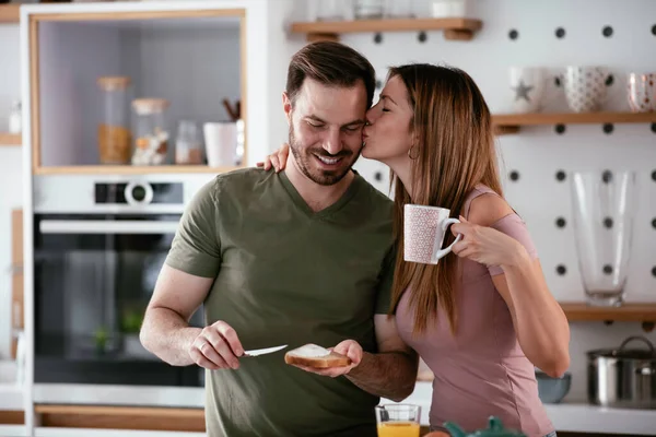 Casal Jovem Fazendo Sanduíches Casa Amante Casal Desfrutando Cozinha — Fotografia de Stock